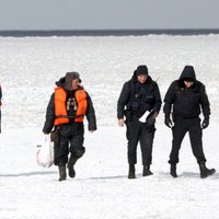 Rīgas pludmalēs Daugavgrīvā un Vakarbuļļos uzstādīs brīdinājumus ar aicinājumiem nekāpt uz ledus