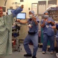 Interneta hits: Sieviete slimnīcā pirms operācijas sarīko dančus