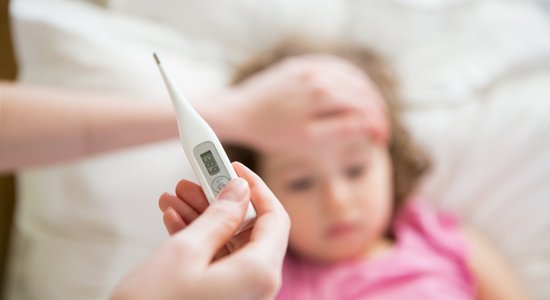 Latvijā gripas izplatība pieņemas spēkā; visvairāk slimo bērni