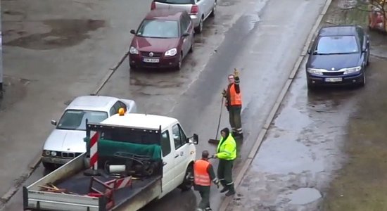 ВИДЕО: Профессионалы "наноремонта" кладут асфальт в лужи... (комментарий РД)