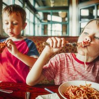 Veselīgi vai neveselīgi? Uztura speciālistes atziņas par bērnu ēšanas paradumiem