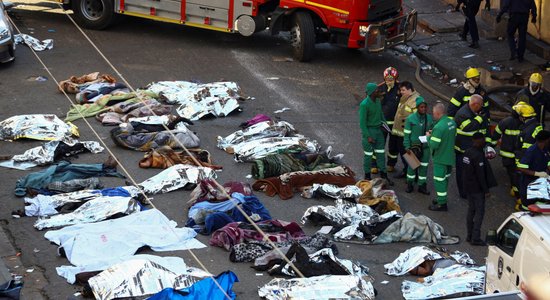 Johannesburgā daudzdzīvokļu mājas ugunsgrēkā bojā gājuši vismaz 73 iemītnieki