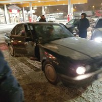 Baudot ziemas priekus ar BMW, Lubānas ielā avarējis jaunietis