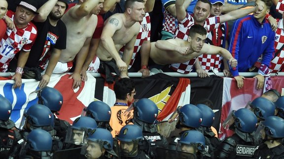 Croatia fans react as French riot police