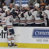 'Oilers' atspēlējas un panāk neizšķirtu Stenlija kausa izcīņas otrās kārtas duelī