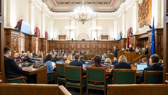 Uz Saeimu cierējošām partijām paaugstina nepieciešamo biedru skaitu