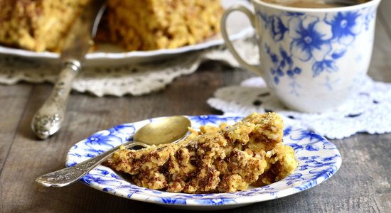 "Муравейник" из самодельного печенья с орехами и маком