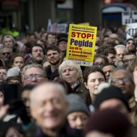 Pirmo PEGIDA demonstrāciju Lielbritānijā aizēno protesti pret rasismu