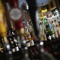 Izgaisīs alkotūrisms Latvijas pierobežā, Igaunija samazina nodokļa likmi alkoholam