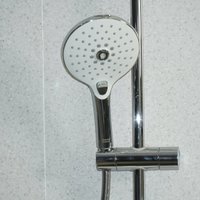Noregulēt spiedienu un izvēlēties īsto 'klausuli' – kā ietaupīt dušā?
