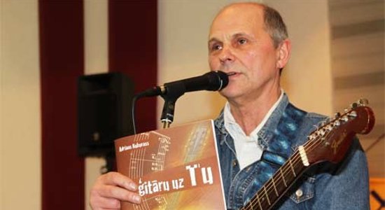 Adrians Kukuvass izdevis grāmatu 'Ar ģitāru uz Tu'