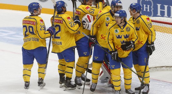 Latvijas hokeja izlases pretinieču duelī Zviedrija sagrauj Čehiju