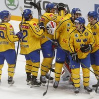 Latvijas hokeja izlases pretinieču duelī Zviedrija sagrauj Čehiju