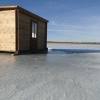 'Bļitkošana' ar komfortu – uz Lubāna ledus arī šogad var makšķerēt sniega būdā