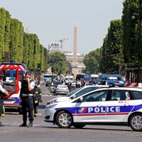 В центре Парижа автомобиль протаранил машину полиции и взорвался; водитель погиб