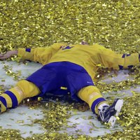 Zviedrijas hokejisti neslēpj sajūsmu par smagā spēlē izcīnīto čempiona titulu