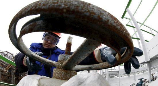 Bloomberg: Эстония, Литва и Польша призвали ЕС снизить потолок цен на российскую нефть