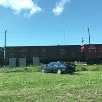 ФОТО, ВИДЕО: при столкновении поезда и автомобиля в Лиепае погибли два человека