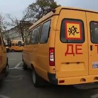 Arī Čečenijā skolas saņem oranžus autobusus
