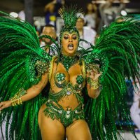 Skaistules un sambas ritmi: krāšņākie kadri no Riodežaneiro karnevāla