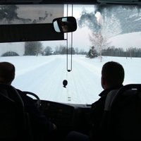 Rīgā no autobusa izkrīt pasažieris