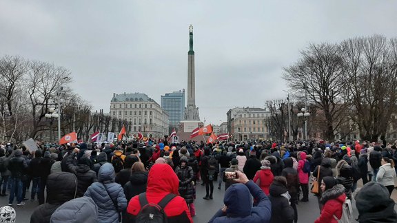 Pie Brīvības pieminekļa pulcējas cilvēki, protestējot pret Covid-19 ierobežojumiem - 3