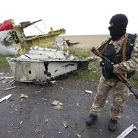 MH17 upuru ķermeņos atrasti 'Buk' raķetes fragmenti