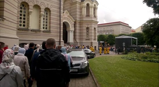 'Gumball 3000' baznīcas zvanu skaņu fonā: vareno autosacīkstes no Rīgas pareizticīgo skatpunka