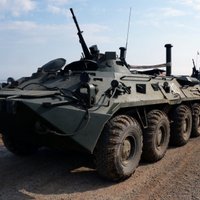 Video: Krievijā gubernatoru kandidātus māca šaut un gulties zem BTR