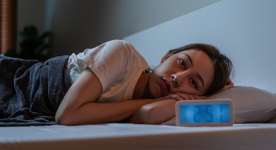 Kāpēc sievietes biežāk nekā vīriešus piemeklē miega traucējumi?