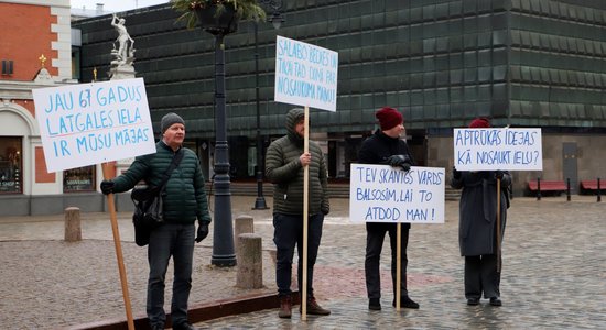 Foto: Pie galvaspilsētas rātsnama divas 'frontes' protestē pret ielu pārdēvēšanu