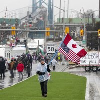 Foto: Kanādas tiesa pieprasa demonstrantiem atstāt viņu bloķēto robežas tiltu