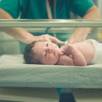 В Лиепайской больнице от Covid-19 лечится молодая мама с полумесячным младенцем