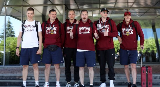 Foto: Rīgā svinīgi sagaida Pasaules kausa bronzas medaļniekus – 3x3 basketbolistus