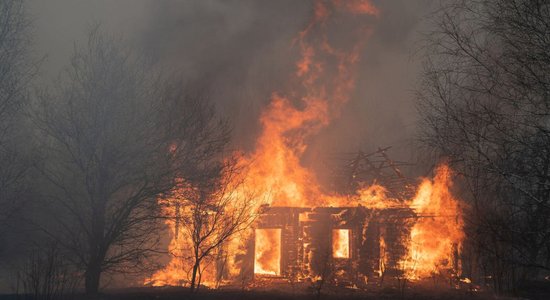 Ukrainas ugunsdzēsēji jau mēnesi dzēš ugunsgrēkus pie Černobiļas