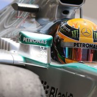Lietainajā Šanhajā 'pole position' izcīna Hamiltons