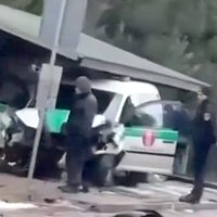 ФОТО. Полицейский автомобиль врезался в остановку на улице Гранита