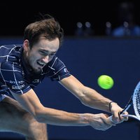 ATP sezonas noslēguma turnīrs sākas ar Medvedeva uzvaru pār Hurkaču