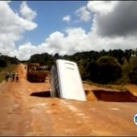 Video: Brazīlijā autobuss iekrīt milzīgā caurumā