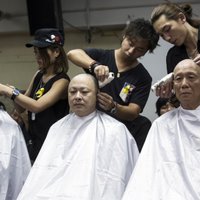 Video: Honkongā 40 cilvēki demokrātijas vārdā publiski noskuj sev matus