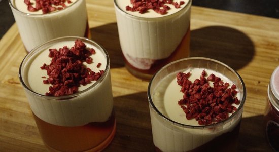 'Panna cotta' ar persiku un aveņu želeju