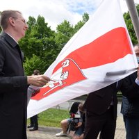 Izdevums: PČ hokejā Rīgas centrā uzvilktais baltkrievu karogs izsolīts par 12 600 dolāriem