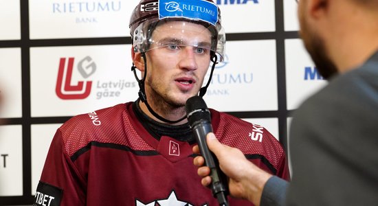 Latvijas hokejists Buncis pagarina līgumu ar Zviedrijas klubu