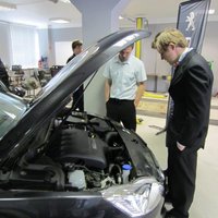 'Peugeot' piešķir Rīgas Valsts tehnikumam auto kā mācību materiālu