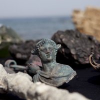 Foto: Izraēlā atrod 1700 gadus senu kuģi ar bagātīgu artefaktu klāstu