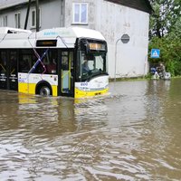 Video: Jelgavā simtiem nolauztu koku, applūdušu pagalmu, pagrabu un arī dzīvokļu