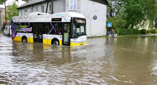 Video: Jelgavā simtiem nolauztu koku, applūdušu pagalmu, pagrabu un arī dzīvokļu