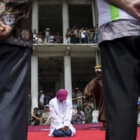Gejus un lesbietes Indonēzijā sodīs ar pletni