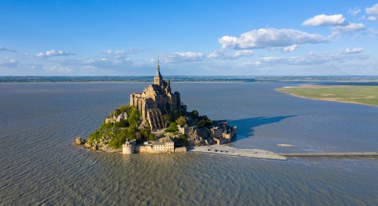 Vēstures lieciniece: tūkstoš gadus veca abatija Francijā, kas slejas virs Atlantijas okeāna