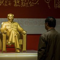 Ķīnā atklāta 16 miljonus dolāru vērta Mao Dzeduna zelta statuja